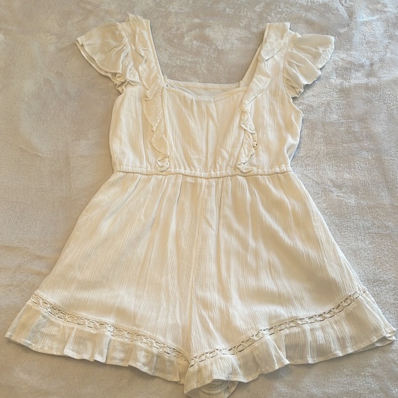 Super adorable white romper! Lace and frill detailing. - Picture 5 of 6